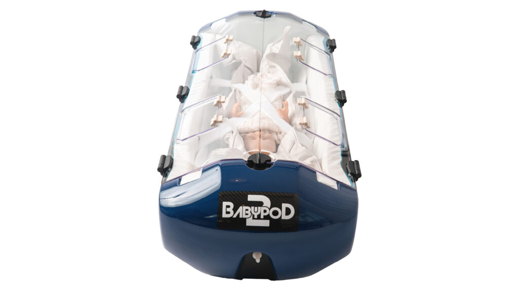 Transportsystem Babypod 2 mit Puppe und geschlossenen Klappen
