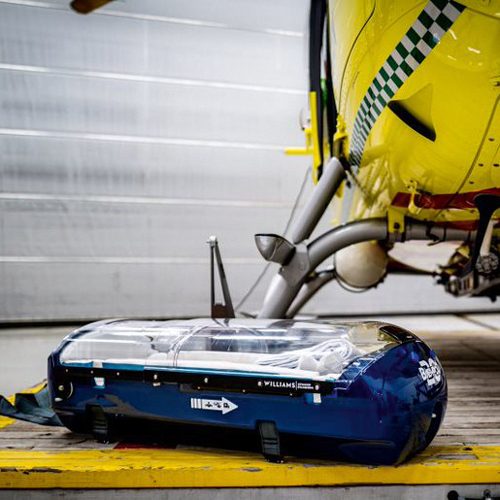 Transportsystem Babypod vor einem Hubschrauber