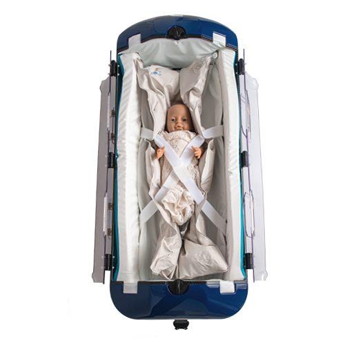 Transportsystem Babypod mit Puppe die von Vakuummatratze und Befestigungsbändern gehalten wird
